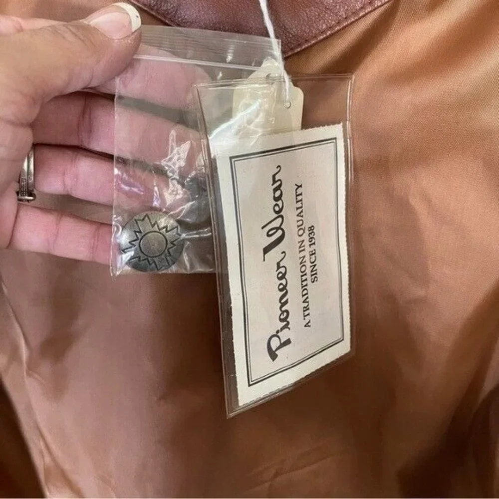 Vintage Pioneer Wear Women’s Western genuine leather jacket size Medium - Picture 11 of 12